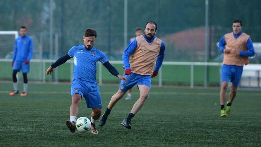 Mouriño (izquierda) y Jacobo Millán disputan un balón en un entrenamiento