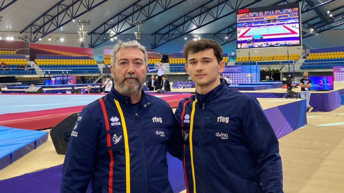 El técnico Manuel Martínez y Nicolau Mir, antes de la final en Doha