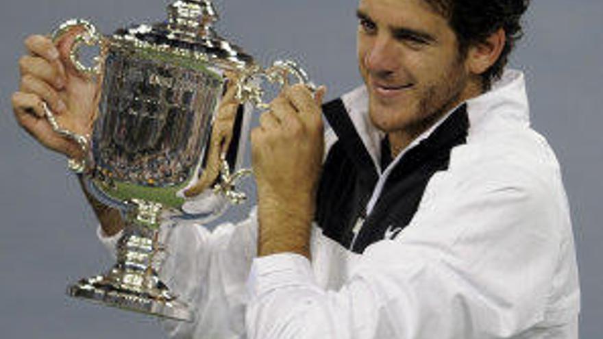 Del Potro posa con el trofeo de campeón del US Open