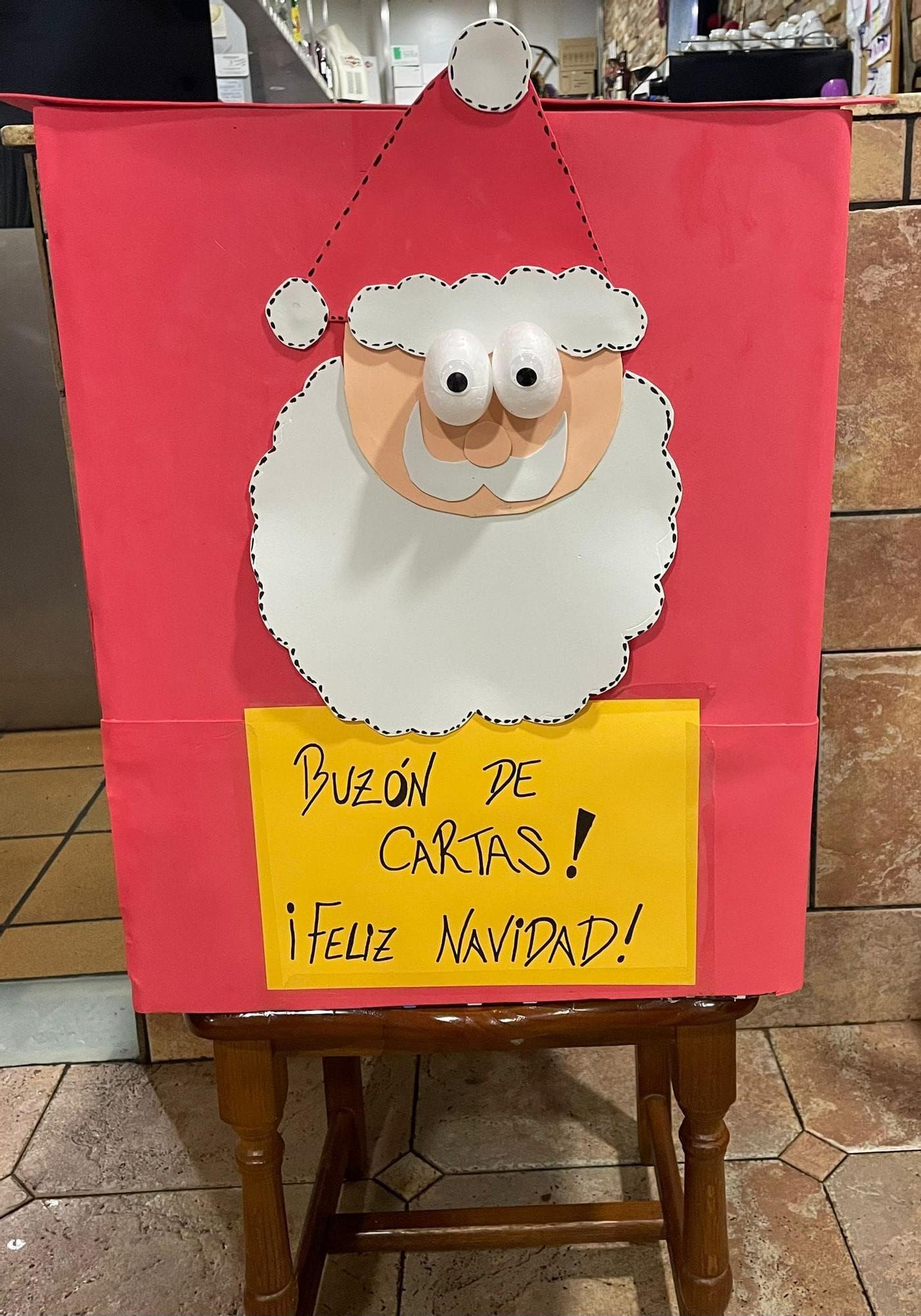 Los comerciantes de Laviana se vuelcan con la Navidad: instalan un centenar de buzones para recibir las cartas de los Reyes Magos y Papá Noel