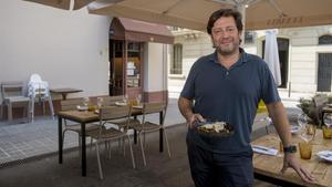 Jose Varela sujeta un plato de macarrones rellenos de carrillera en la terraza del restaurante La Xarxa.