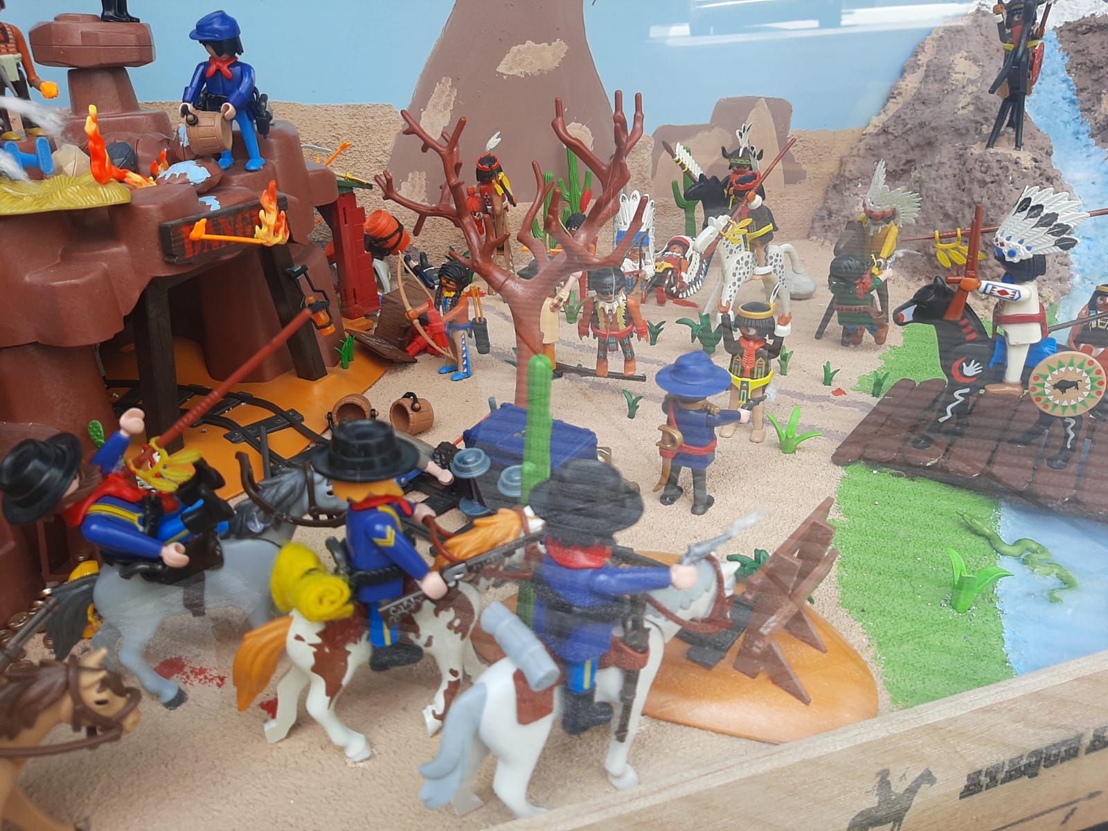 Los Playmobil toman los escaparates del comercio de la Pola