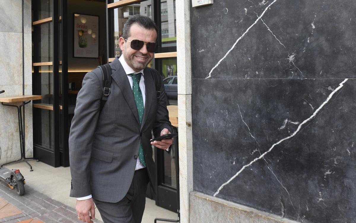 Así ha sido la entrada y salida de los diputados de Vox a la reunión ...