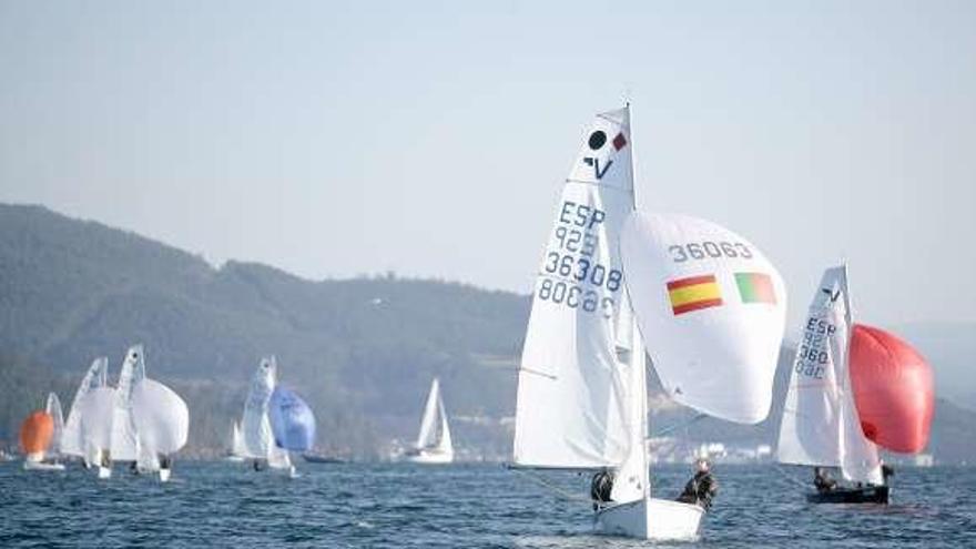 Imagen de una regata reciente de la clase en la ría de Pontevedra.