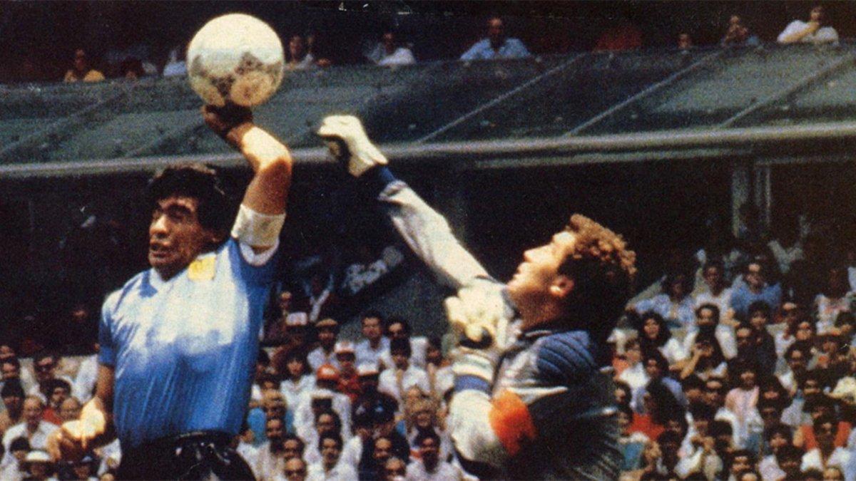 Diego Armando Maradona y Peter Shilton en el gol de 'la Mano de Dios'