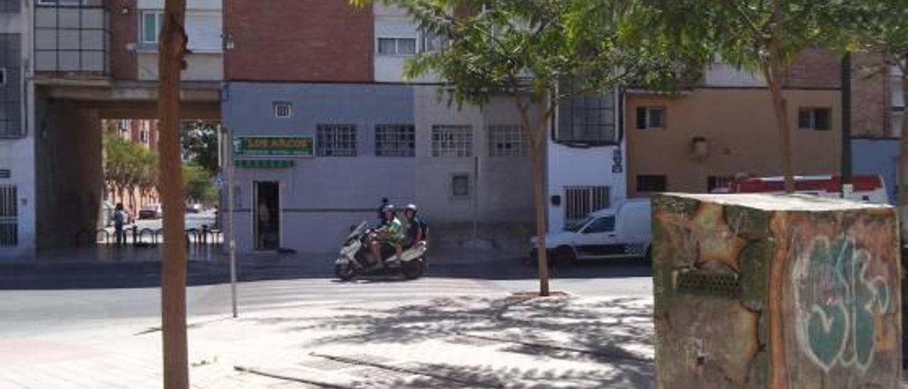 La caseta de la estación de bombeo frente a los pisos que sufren los olores