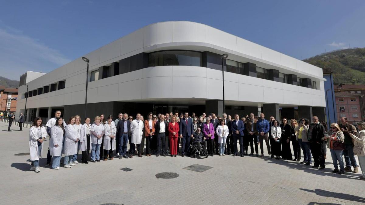 Autoridades y trabajadores, en la inauguración del nuevo centro de salud de Pola de Lena el pasado mes de marzo.