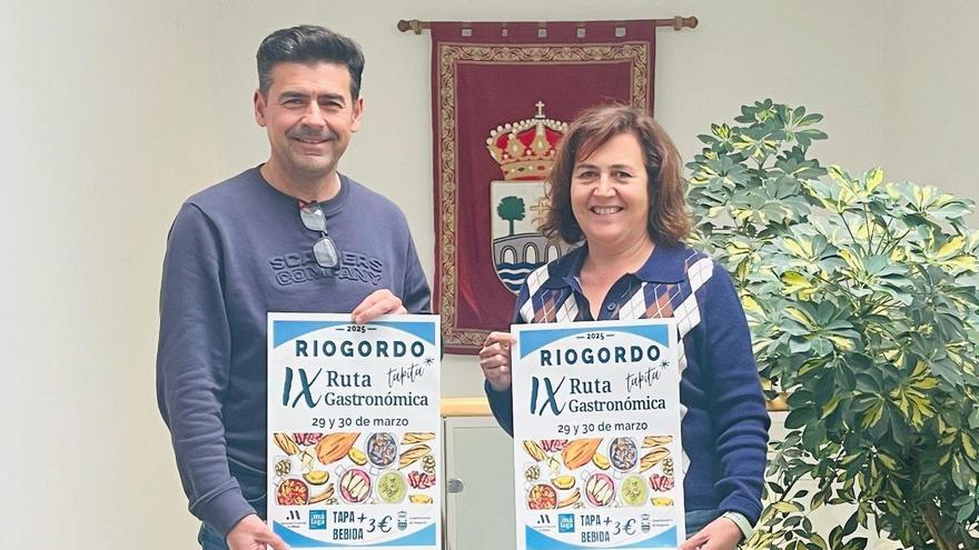 La diputada provincial de Desarrollo Tecnológico, Patrimonio y Mantenimiento, Sagrario Molina, acompañada del alcalde de Riogordo, Antonio Alés