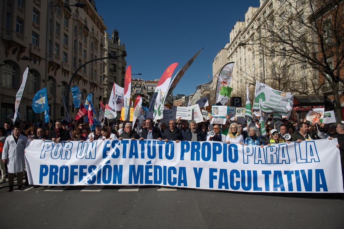 La comitiva de médicos marcha entre el Congreso de los Diputados y el Ministerio de Sanidad.