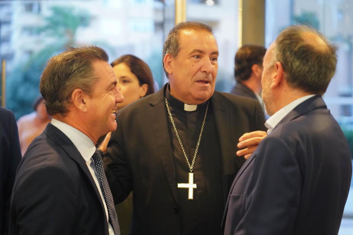 El obispo conversa con Miquel Jerez y Joan Serra.
