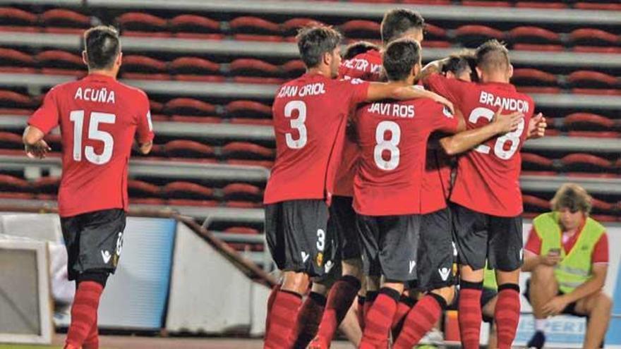 Los jugadores celebran el gol marcado por Arana de penalti en el minuto 17.