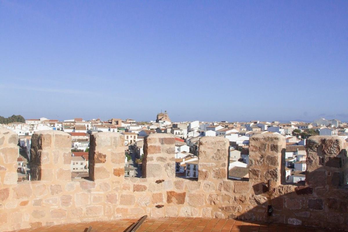 Vista de Encinas Reales desde una de las torres del castillo.