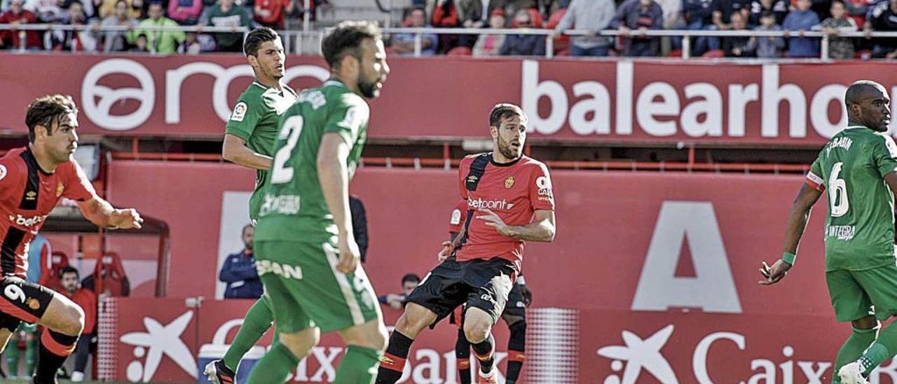 Ãlex LÃ³pez en el remate que supuso el 2-1 para el Mallorca.