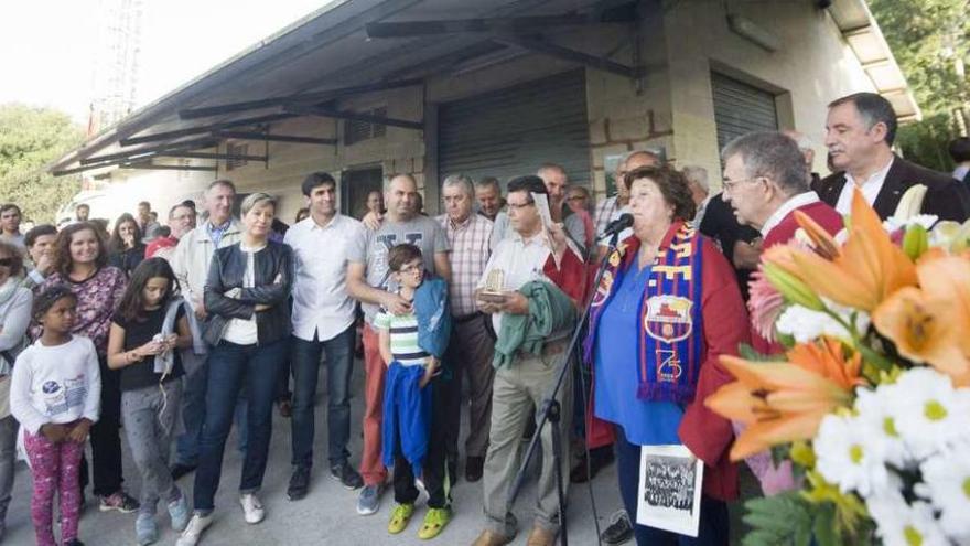 Decenas de personas acudieron ayer al bautizo del campo de Os Regos con el nombre de Nardo Maceira.