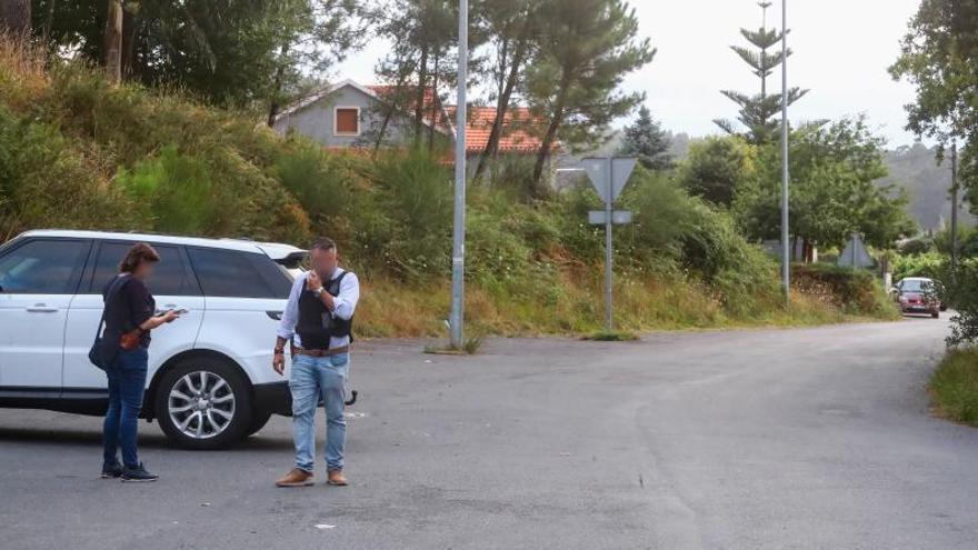 Agentes de la Policía Nacional investigan un vehículo en Rubiáns el pasado viernes.