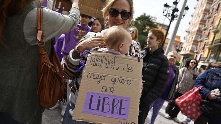 En Magdalena Feminista plena! Cientos de personas se manifiestan en Castellón en el día de la Mujer