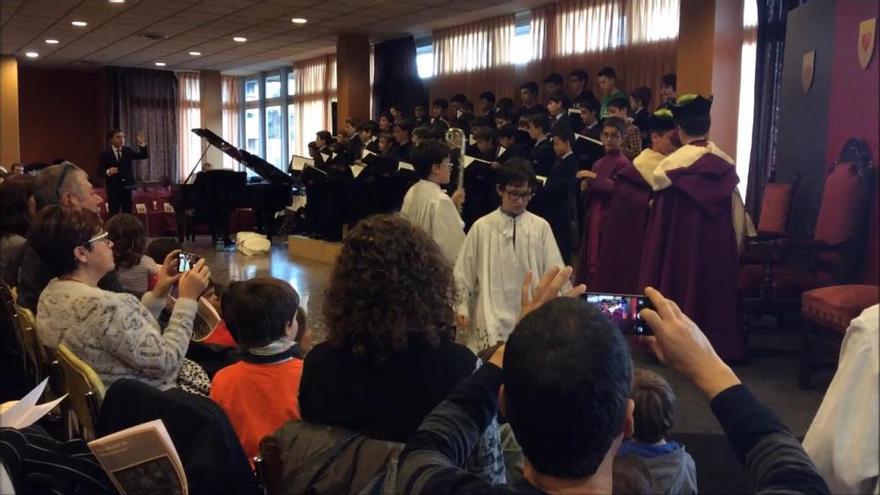 Montserrat fa bisbetó un escolà de Manresa