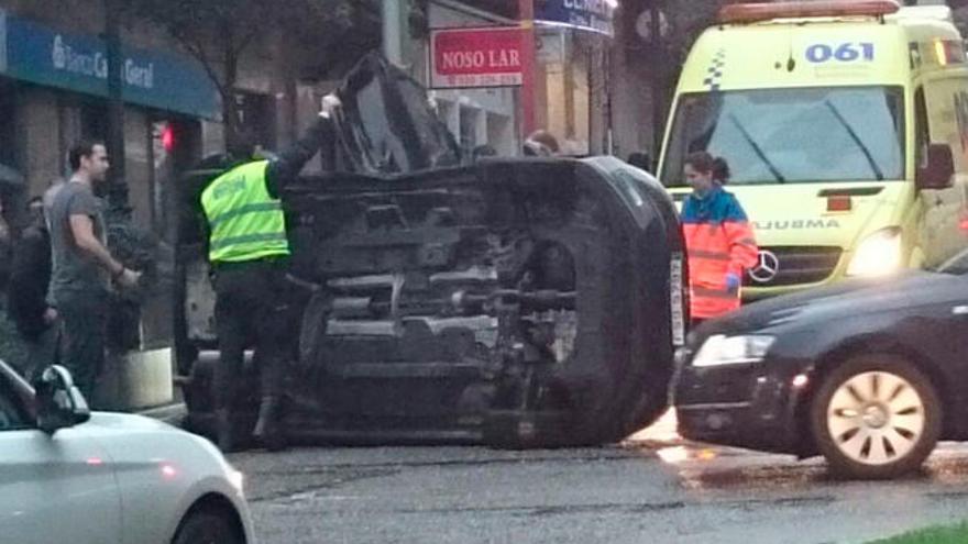 El coche volcado en el cruce de Gran Vía y Urzáiz. // FdV