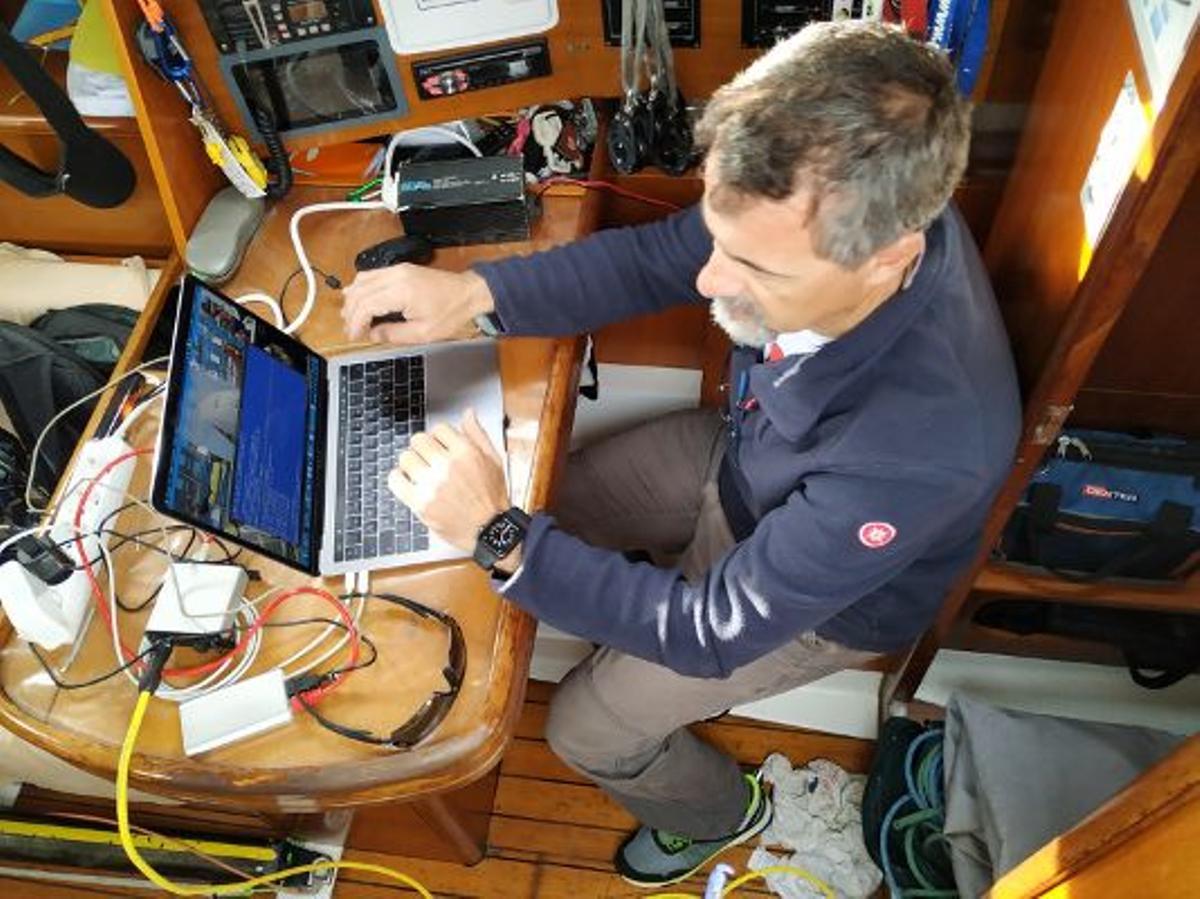 El asesor técnico, Humberto Martínez, trabajando en el proyecto androides submarinos.