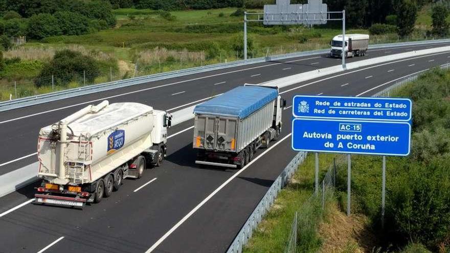 Dos camiones circulan por la zona en la que está proyectada el enlace de Meicende.