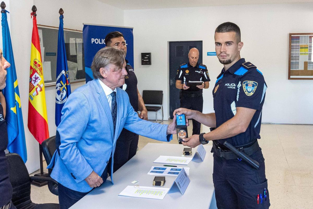 25 nuevos agentes interinos recogen sus acreditaciones policiales tras superar un intenso periodo de prácticas.