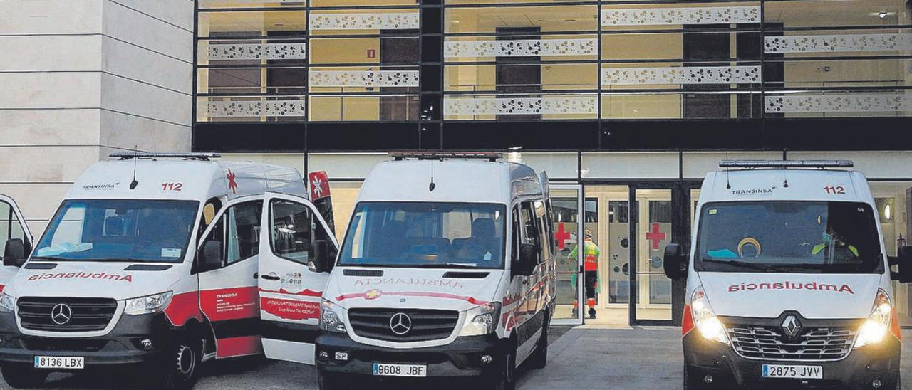 Ambulancias frente al centro de Barros, cuando funcionaba para atender a pacientes con covid. | Juan Plaza