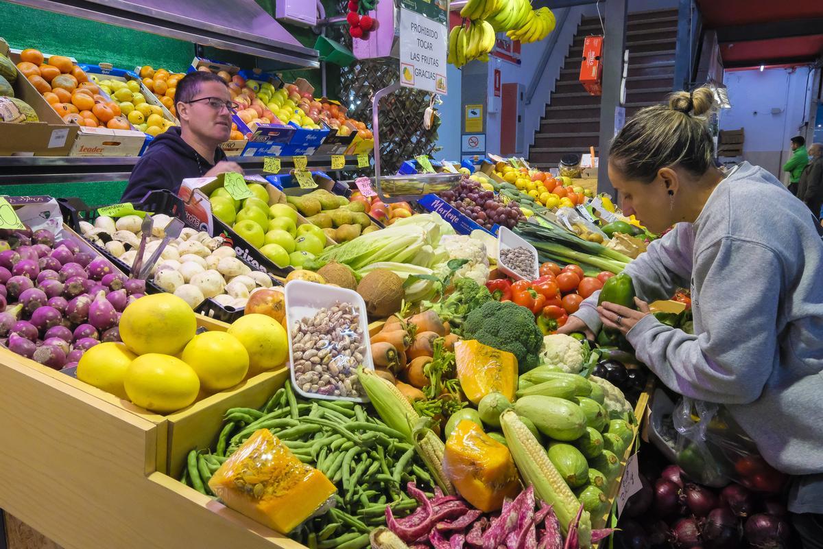 Puesto de frutas y verduras en el Mercado de Altavista, en la capital grancanaria.