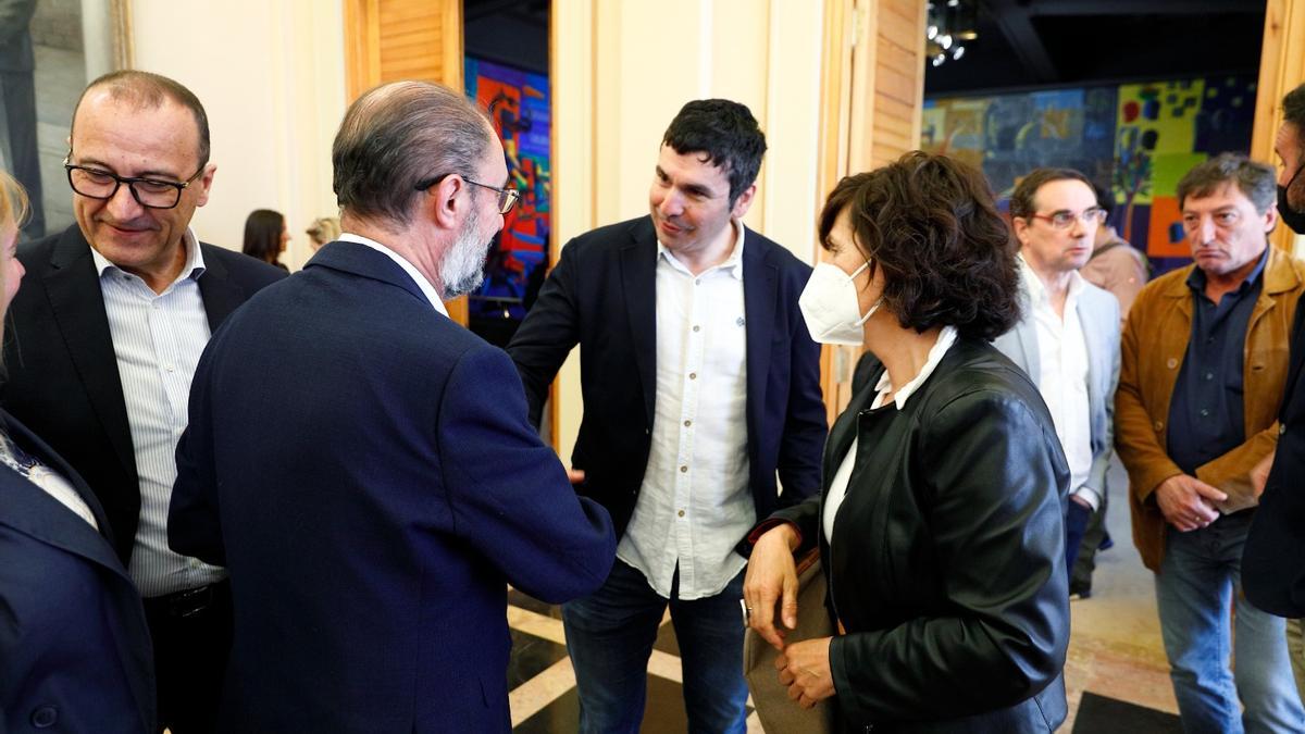 Javier Lambán saluda al alcalde de Canfranc, Fernando Sánchez.