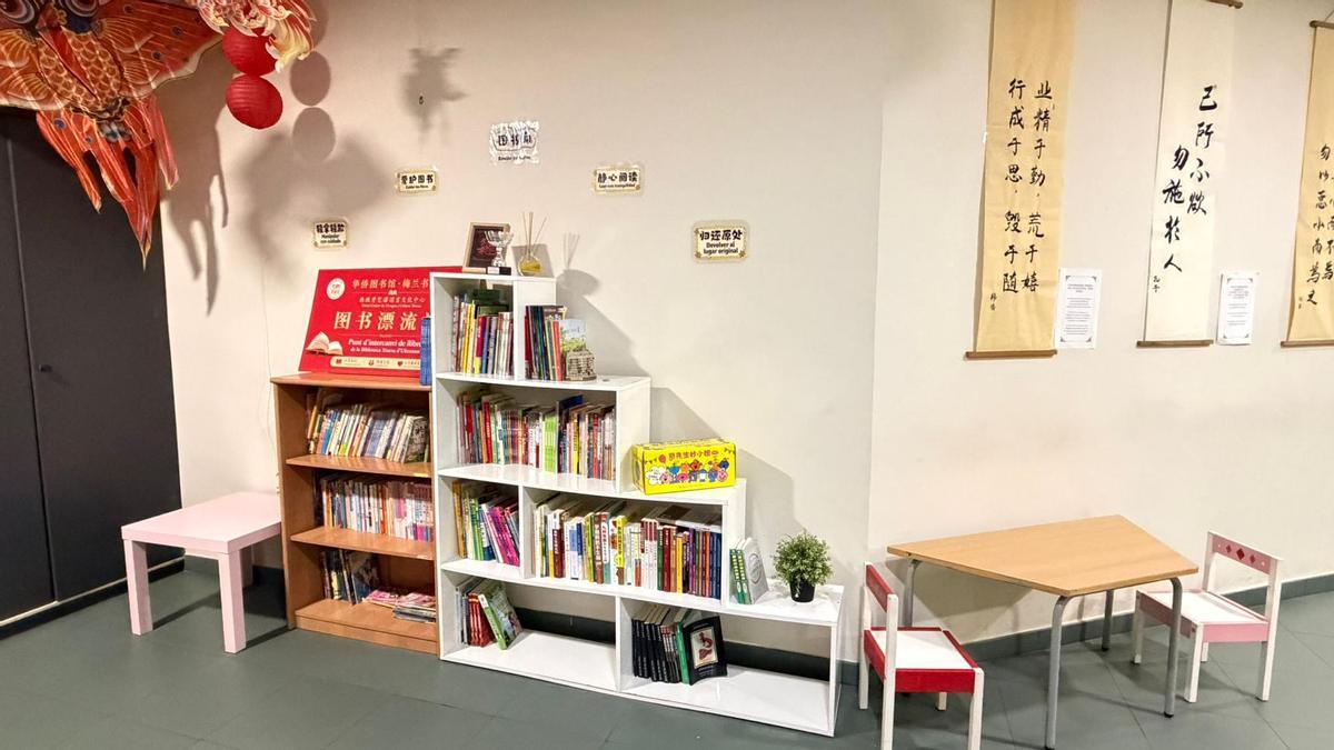 La petita biblioteca que han habilitat al Centre Cultural Xinès de Manresa