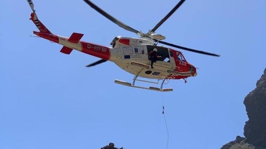 El helicóptero del GES rescata a una turista alemana en la Caldera de Taburiente