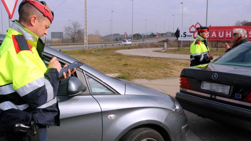 Agents d&#039;un cotxe camuflat sancionant un conductor a Girona