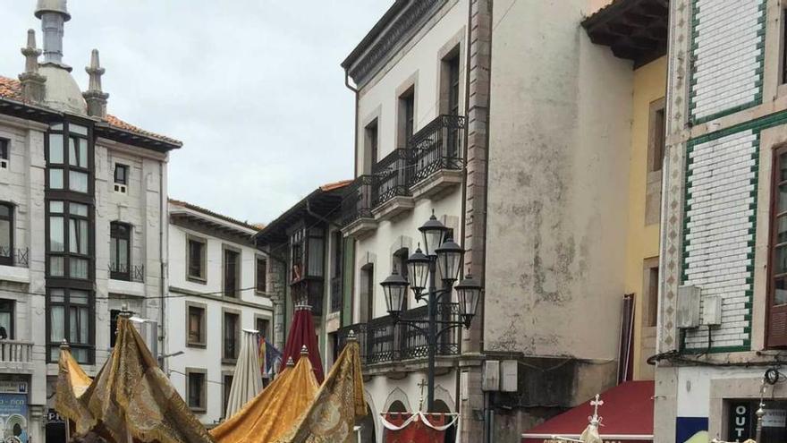 Dos kilómetros de flores en Llanes