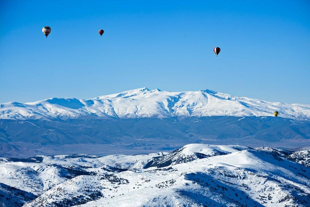 Expo Andalucía natural. Globos sobrevolando la Sierra de Baza, Granada.