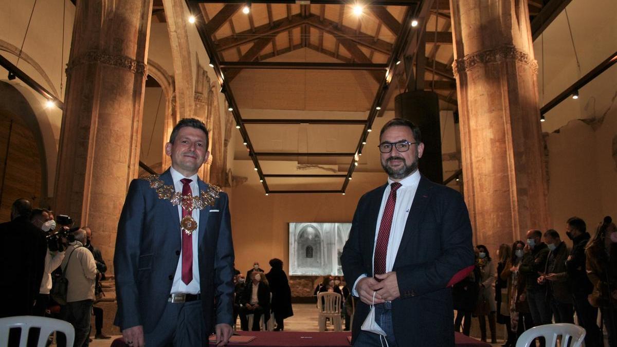 Luis Torres del Alcázar y Diego José Mateos, a punto de escenificar la firma, anoche.