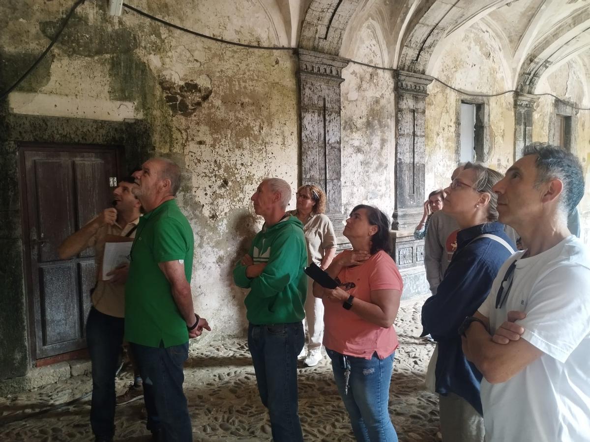 Así fue la visita guiada al monasterio de Cornellana, en Salas