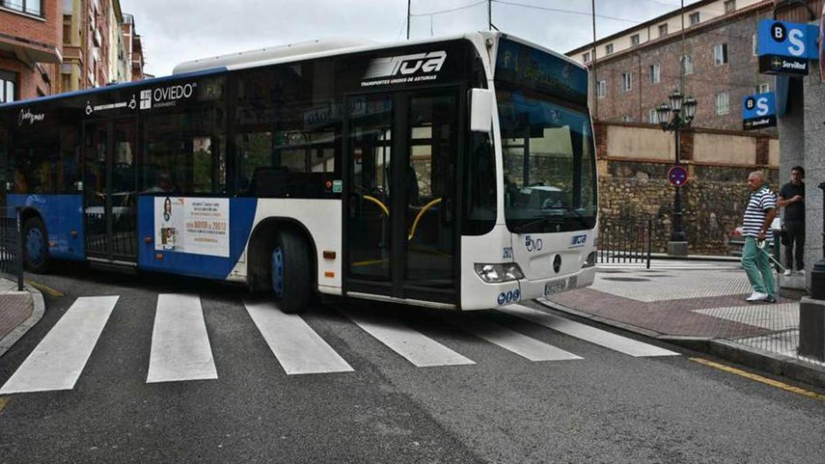 Un autobús del TUA circulando por Oviedo.