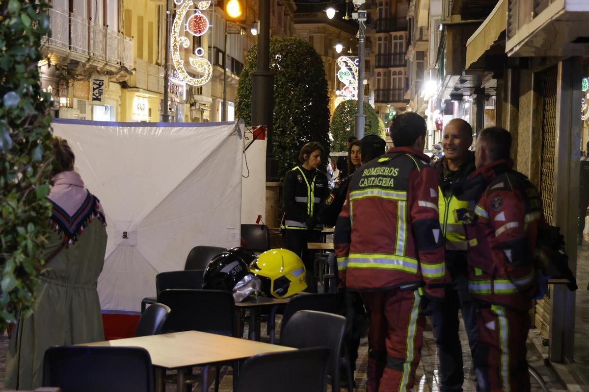 Bomberos de Cartagena, este martes por la tarde en el lugar donde un hombre se ha quemado a lo bonzo.