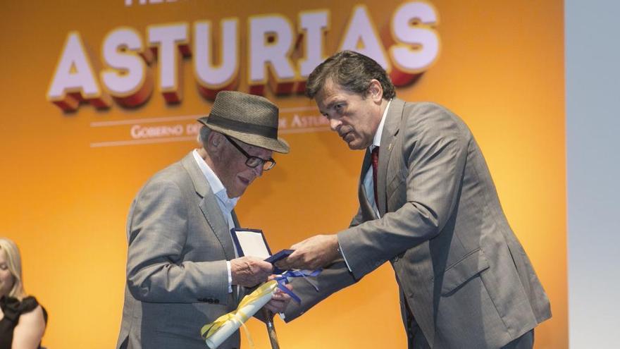 El arista recibe de manos de Javier Fernández la medalla de Asturias en 2016