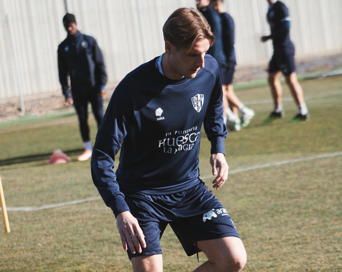 Álex Cantero, en su primer entrenamiento en la Base Aragonesa.