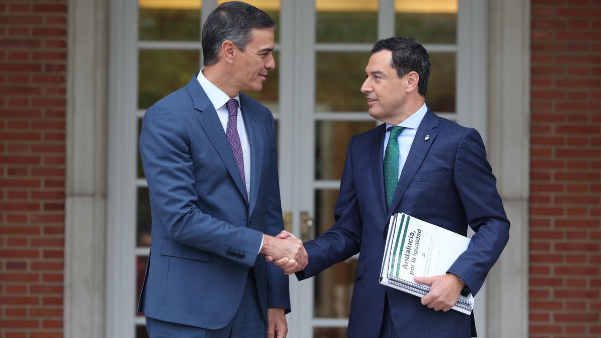 El jefe del Ejecutivo, Pedro Sánchez, durante su reunión este viernes en la Moncloa con el presidente de la Junta de Andalucía Juanma Moreno-