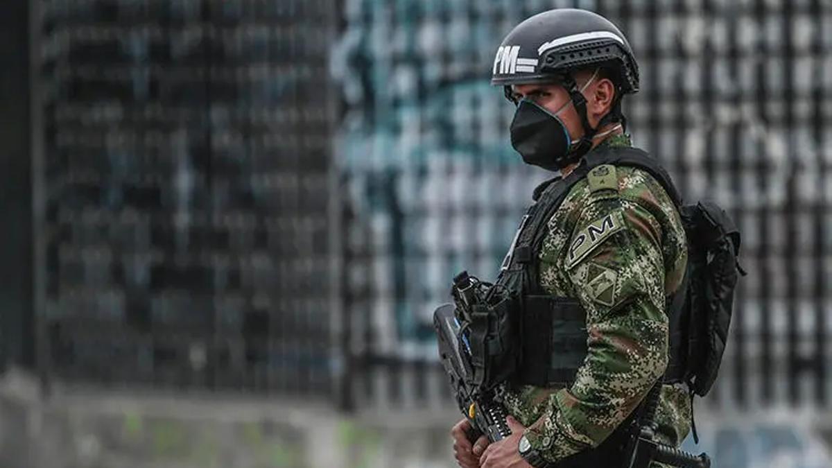 Un policía patrulla las calles de Bogotá, Colombia, el 25 de marzo de 2020. El periodista colombiano Eder Narváez Sierra recibió amenazas de muerte por informar. (AFP / Juan Barreto)