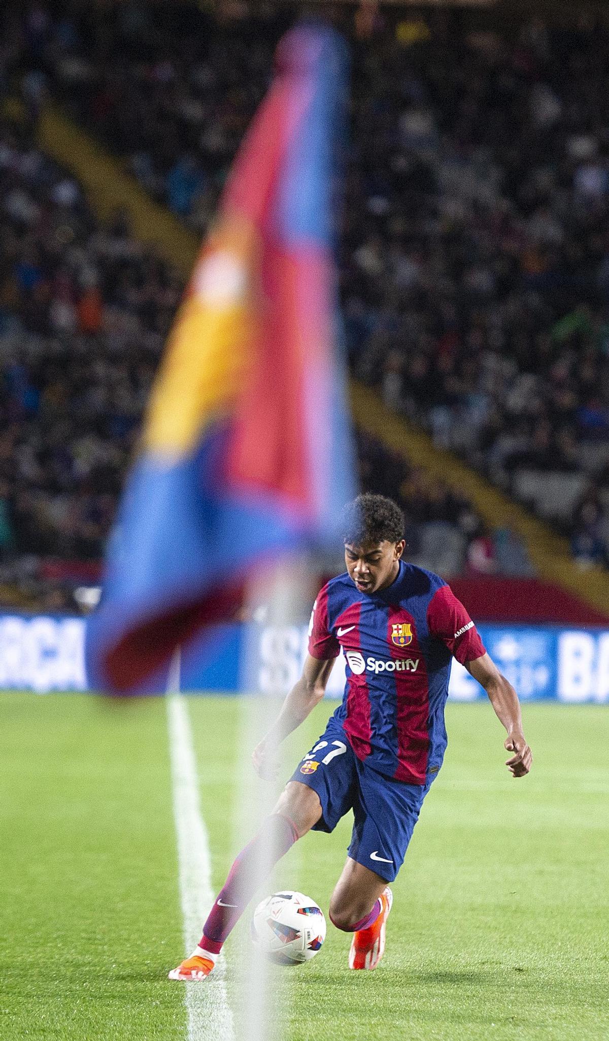 Lamine evita que el balón salga por la línea de banda durante el partido de liga entre el FC Barcelona y la UD Las Palmas.
