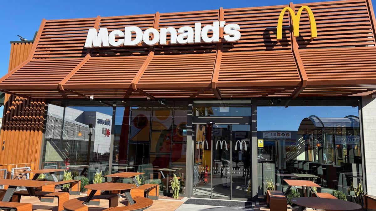 L'exterior del primer restaurant McDonald's a Esparreguera