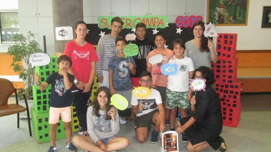 Participantes nas actividades lúdicas no centro veciñal de Valladares.