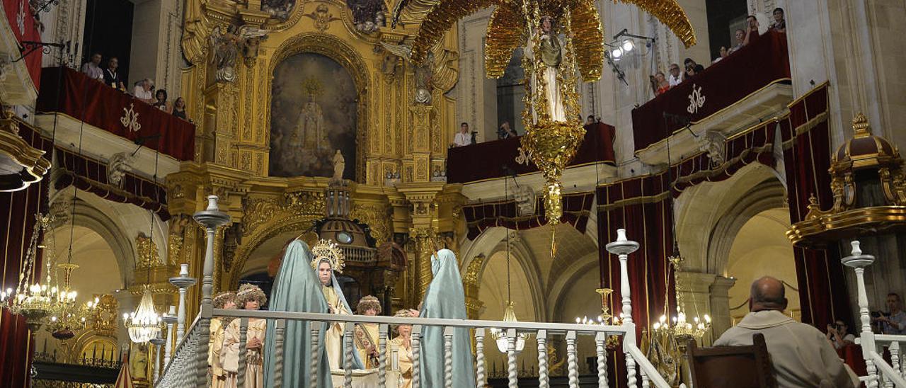 Un instante de la representación del Misteri d&#039;Elx en la basílica de Santa María.