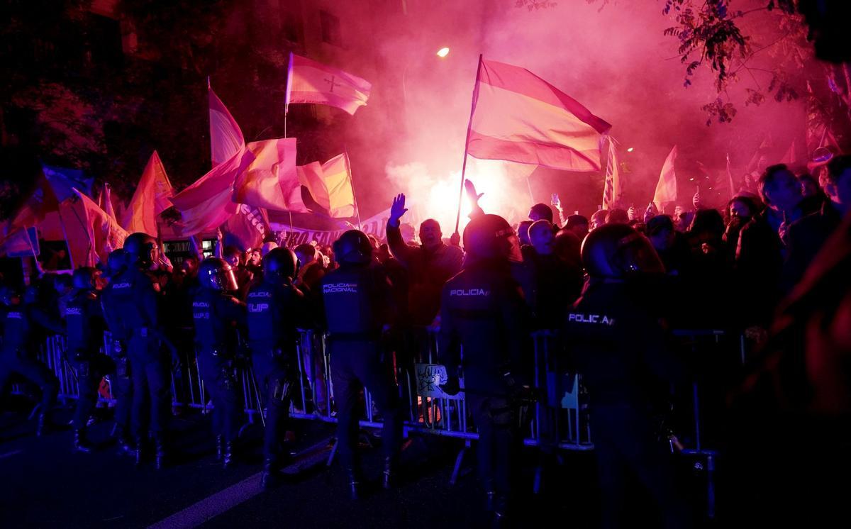 La ira de la derecha contra la amnistía se ha desbordado en la noche de este lunes en la calle Ferraz de Madrid. Los antidisturbios de la Policía Nacional han terminado disolviendo con porras, humo y gas picante una concentración que cercaba a la sede federal del PSOE.