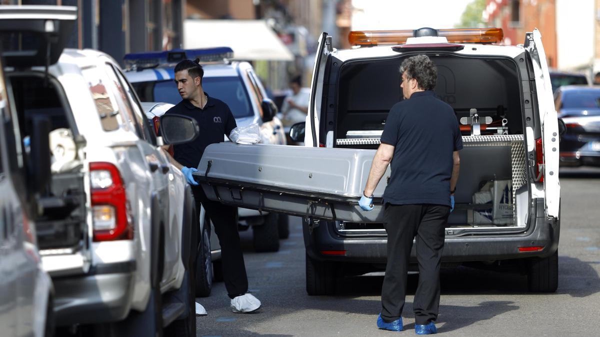Levantamiento del cadáver de Susana L. V., una vecina de Ejea de 48 años a la que mataron a golpes en el interior de la tienda que regentaba.
