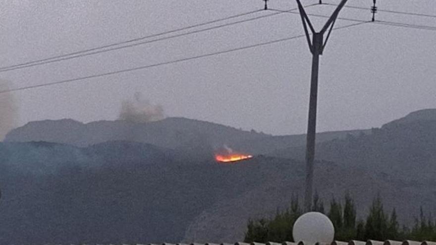 Un rayo provoca un incendio en l’Ombria de Tavernes de la Valldigna, pero la lluvia evita que se propague