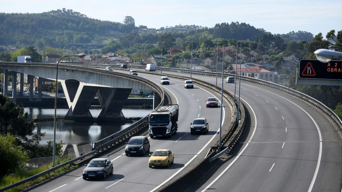 Coches cirulando por la AP 9.