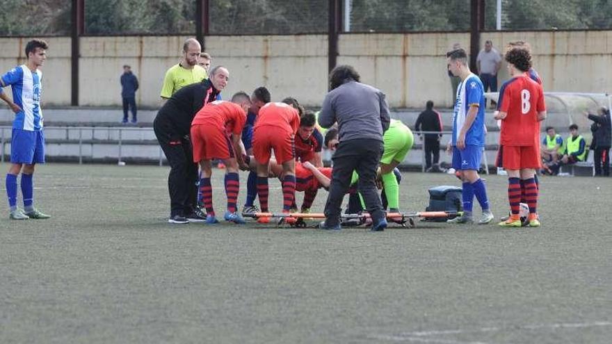 Momento en el que Adrián es subido a la camilla.